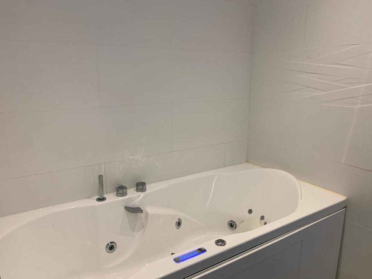 Charme Moderne Bed & Breakfast Le Val-Saint-Germain Ngoại thất bức ảnh